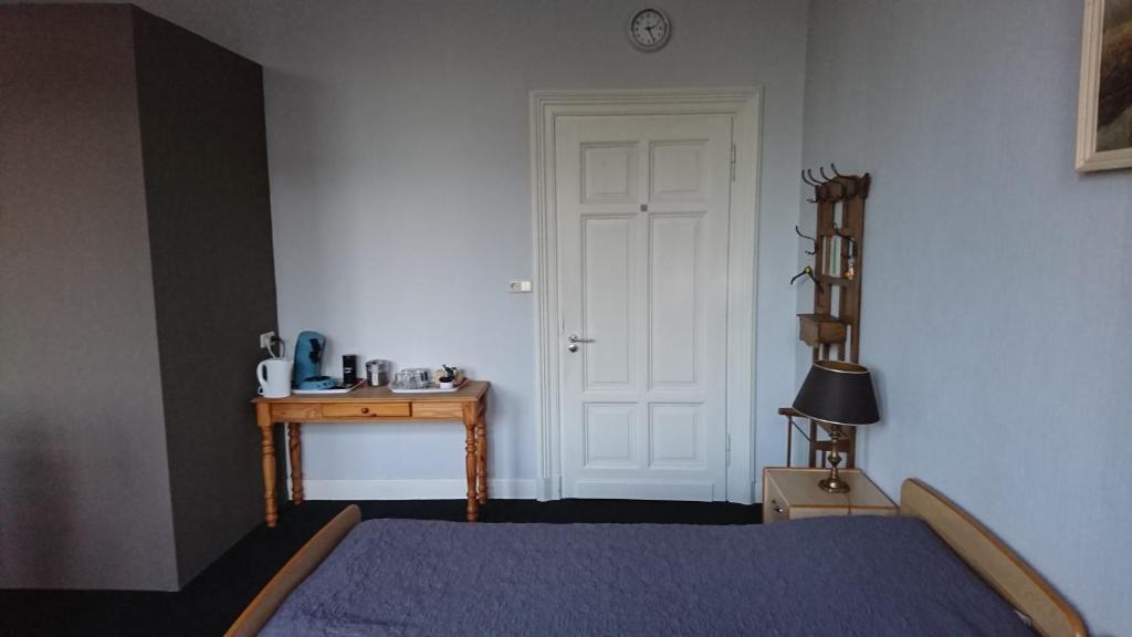Op de Burg room 6